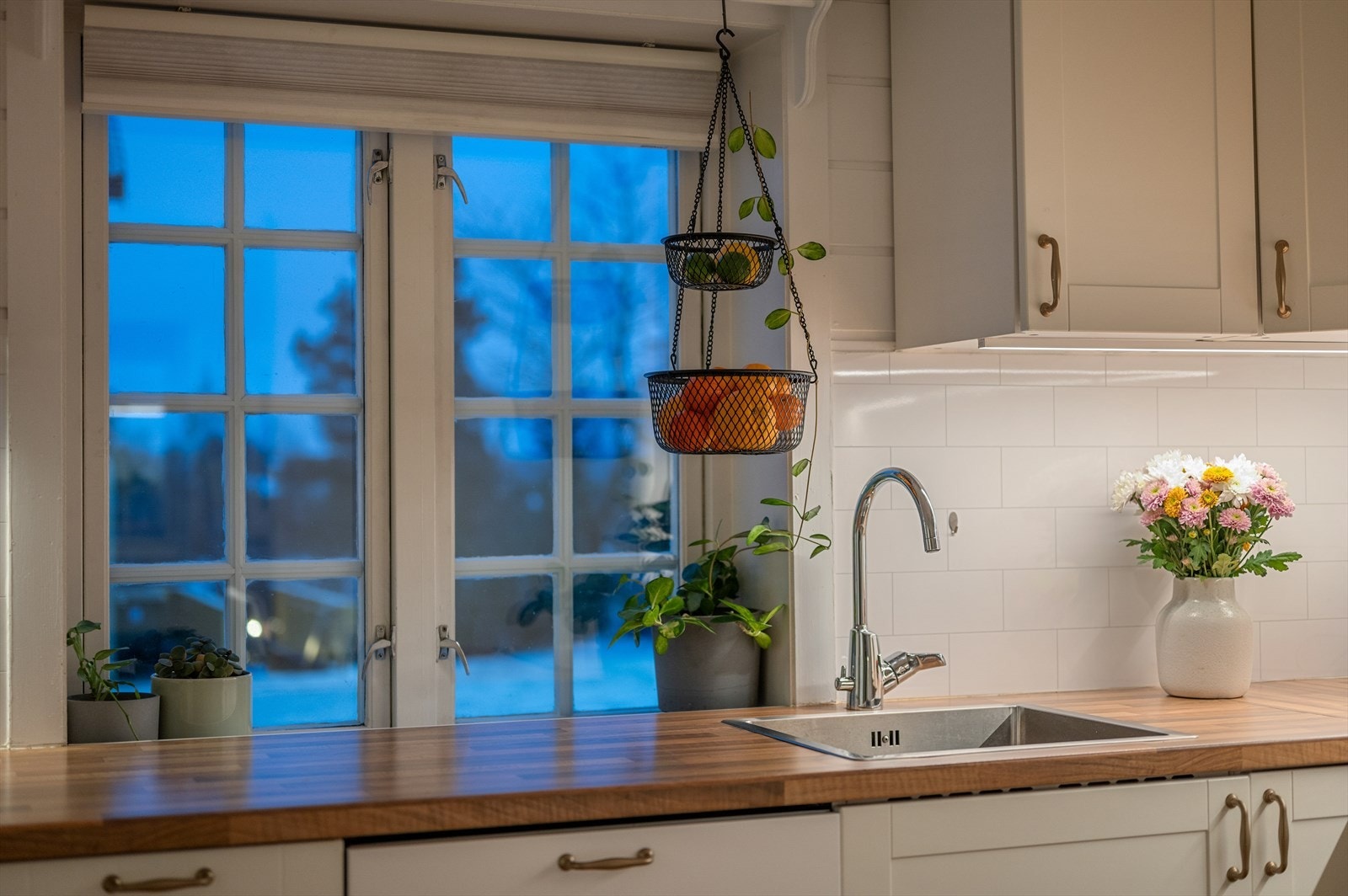 Fra stuen har man direkte tilgang på et tidsriktig kjøkken fra 2015 med hvite, glatte fronter og praktiske løsninger. Galleribilde