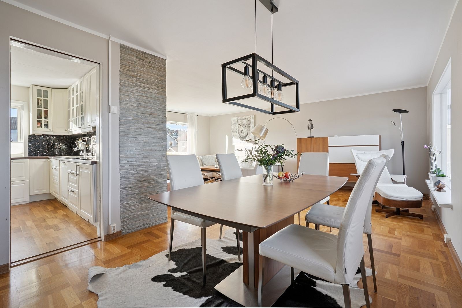 Spisestuen finner sin naturlige plass mellom kjøkken og stue. Galleribilde