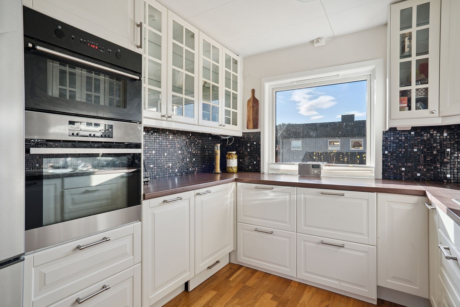 Kjøkkenet er utstyrt med integrert komfyr, steketopp, mikro og oppvaskmaskin. Galleribilde