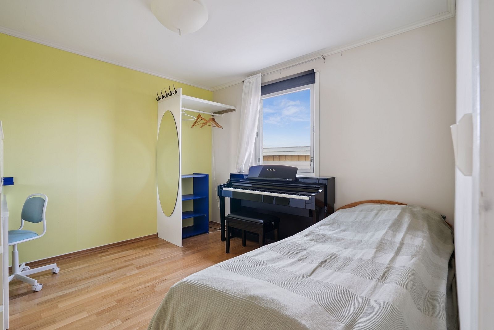 Boligen rommer tre soverom av god størrelse med plass til dobbeltseng og tilhørende møbler. Galleribilde