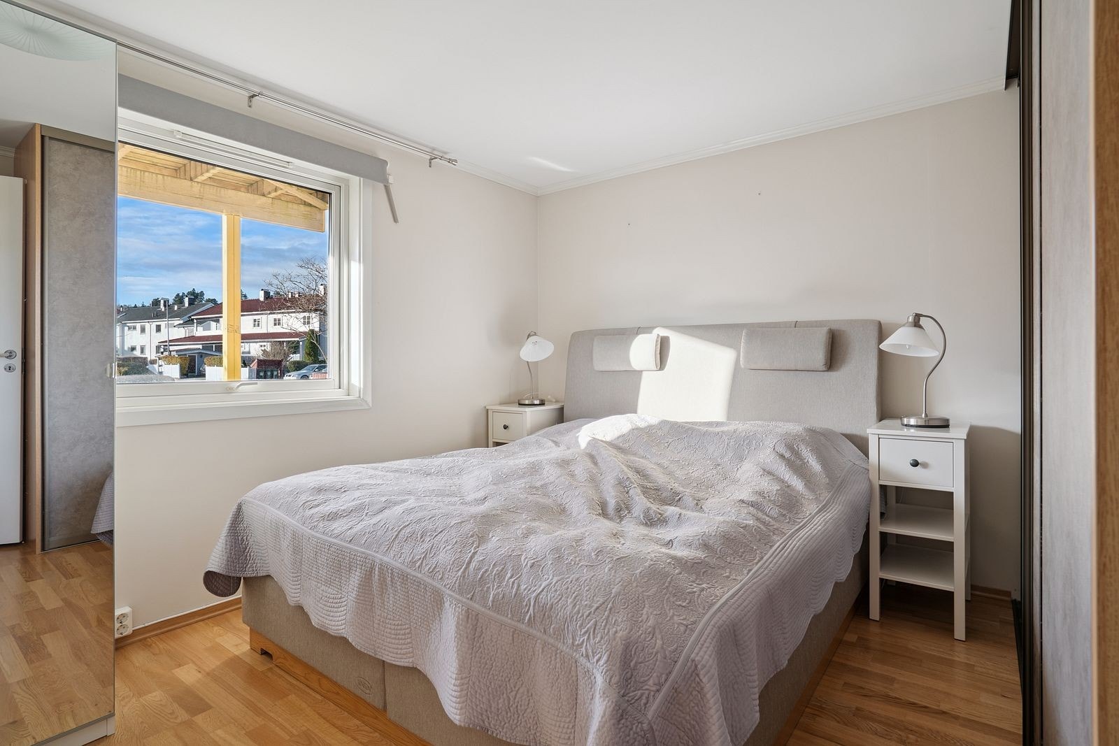 Det største soverommmet er innredet med et stort garderobeskap. Galleribilde