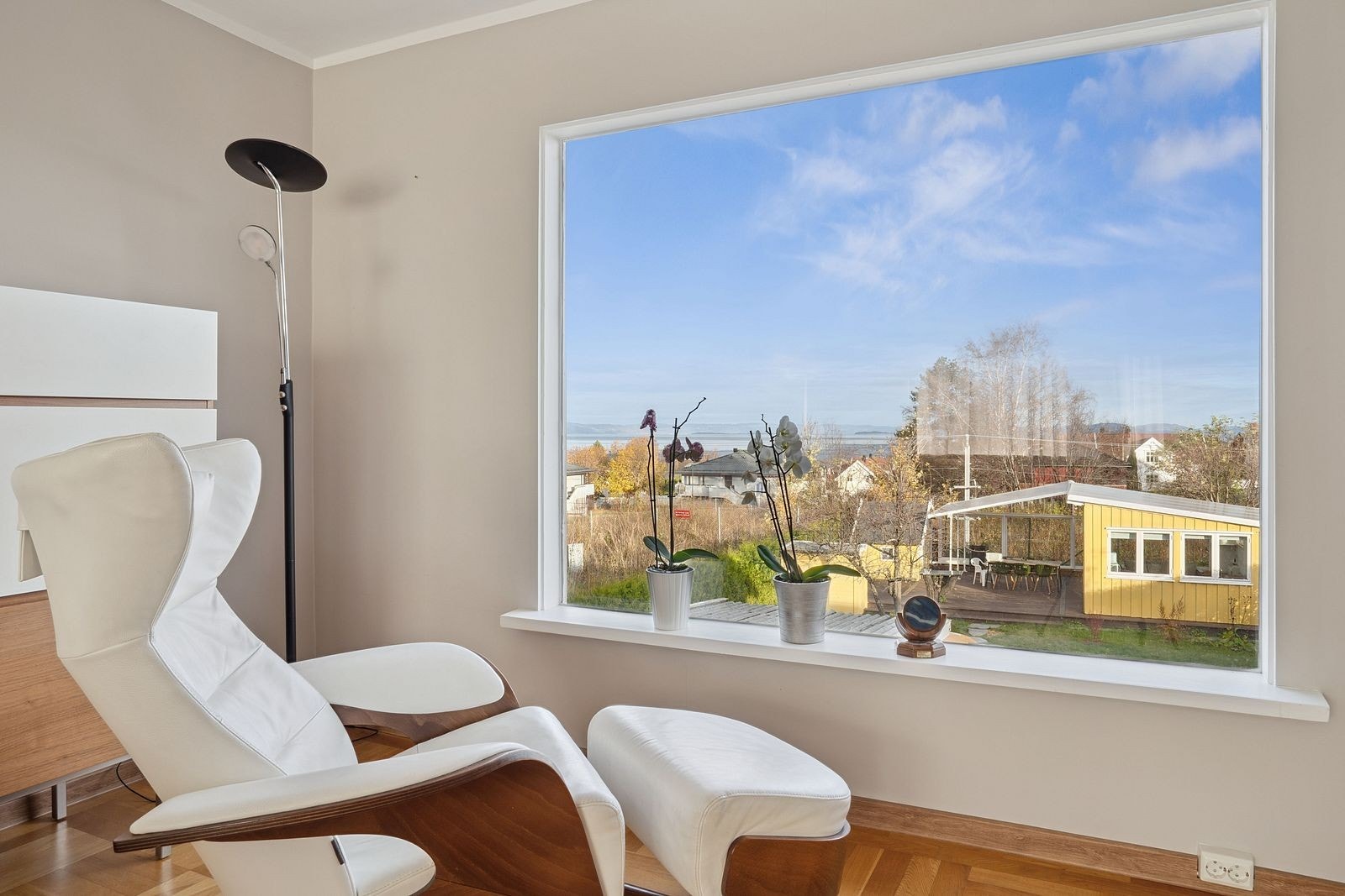 Fra stuen har du flott utsikt mot Trondheimsfjorden. Galleribilde