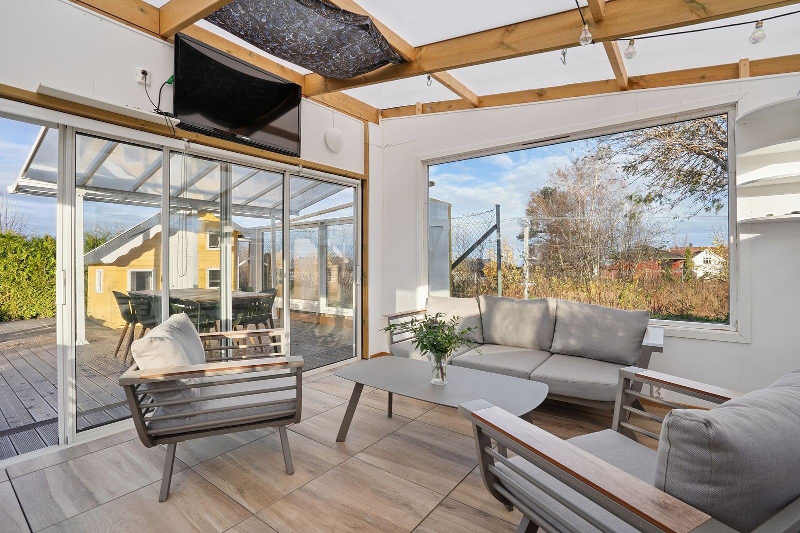 I tilknytting til terrassen finner du en koselig utestue med kjøkken og plass til sittegruppe. Galleribilde