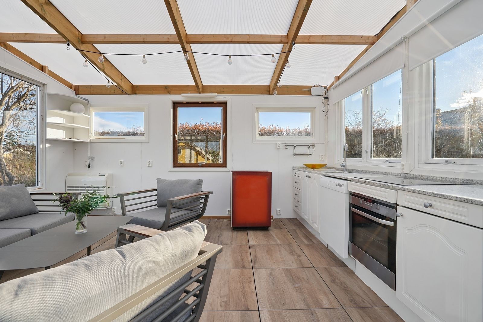 Uthuset kan brukes året rundt da det er installert varmepumpe som sørger for behagelig varme. Galleribilde