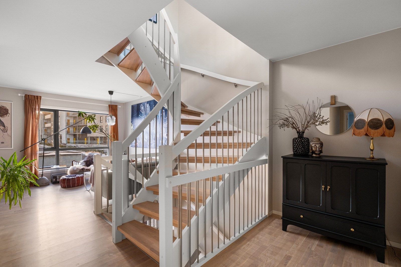 Tar vi turen opp til andre etasje, finner vi boligens andre stue, tre romslige soverom, to boder samt et stort bad. Galleribilde