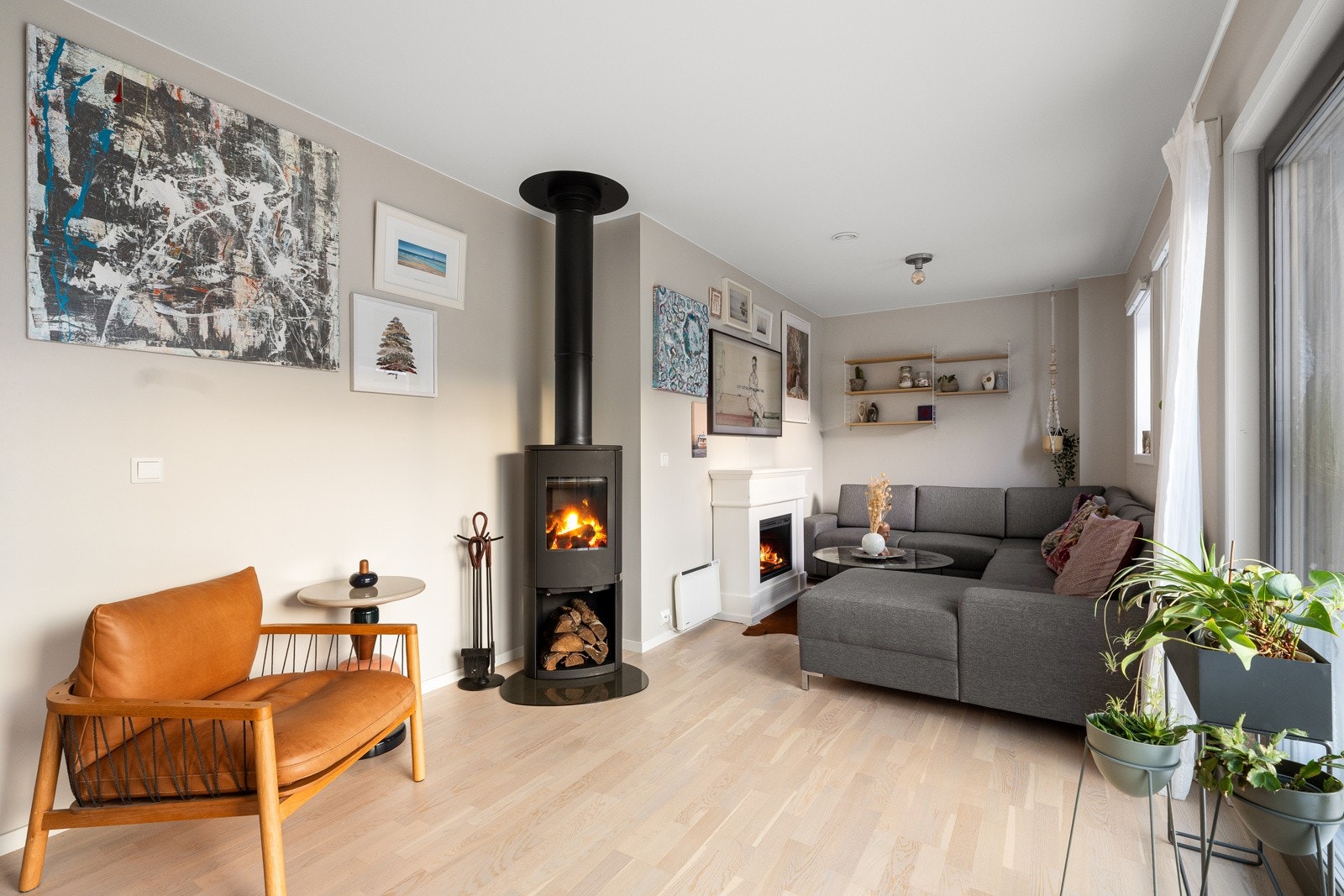 Stuen har god plass til sofa og øvrig møblement. Galleribilde