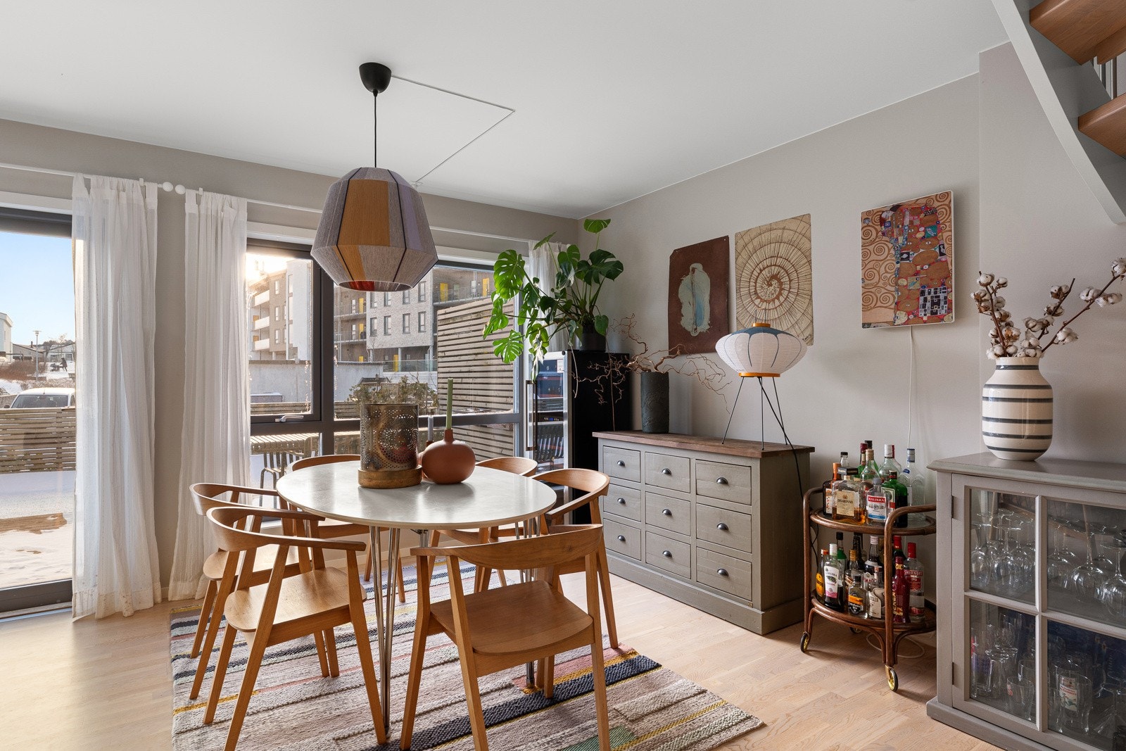 Her er det store vindusflater som gir rikelig med naturlig lys. Galleribilde