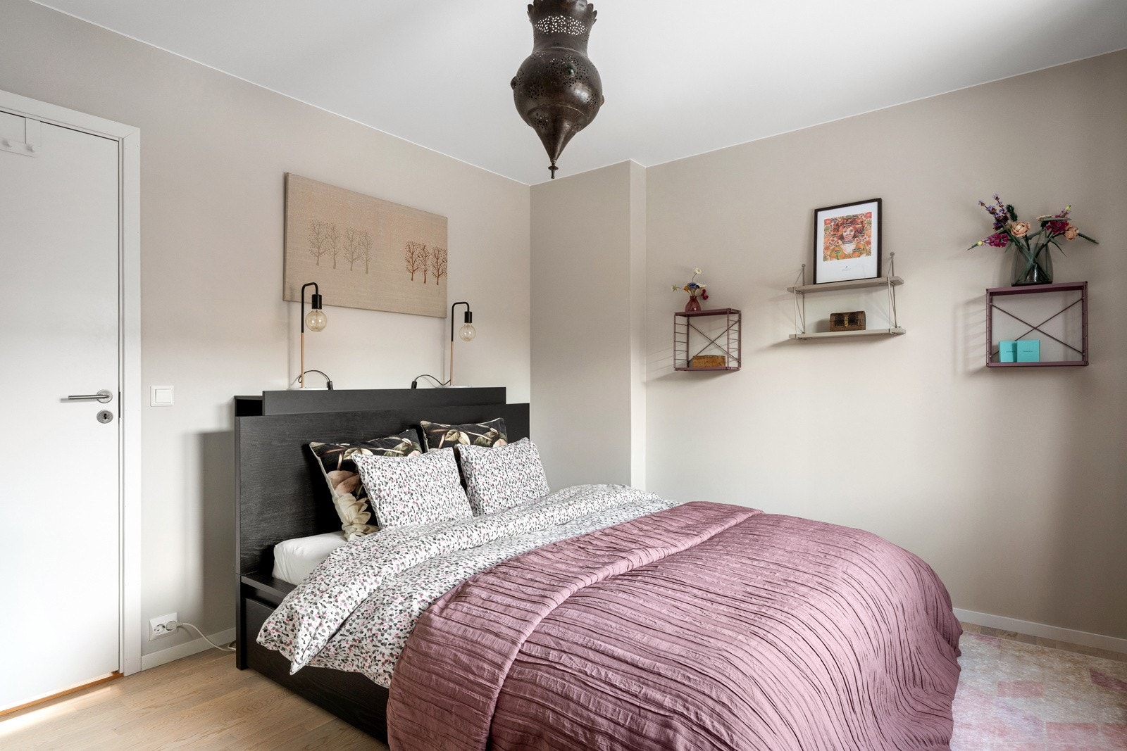 Hovedsoverommet er av god størrelse med plass til dobbeltseng. Galleribilde