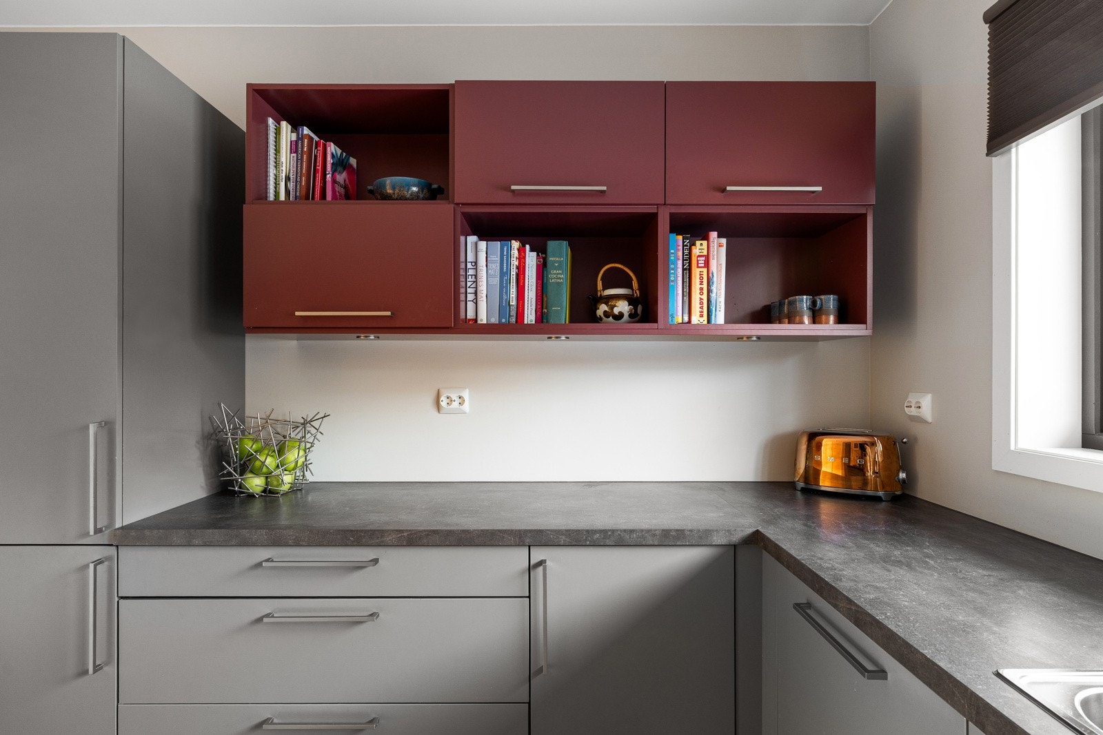 Her er det rikelig med skap- og benkeplass, noe som gjør kjøkkenet både funksjonelt og innbydende. Galleribilde