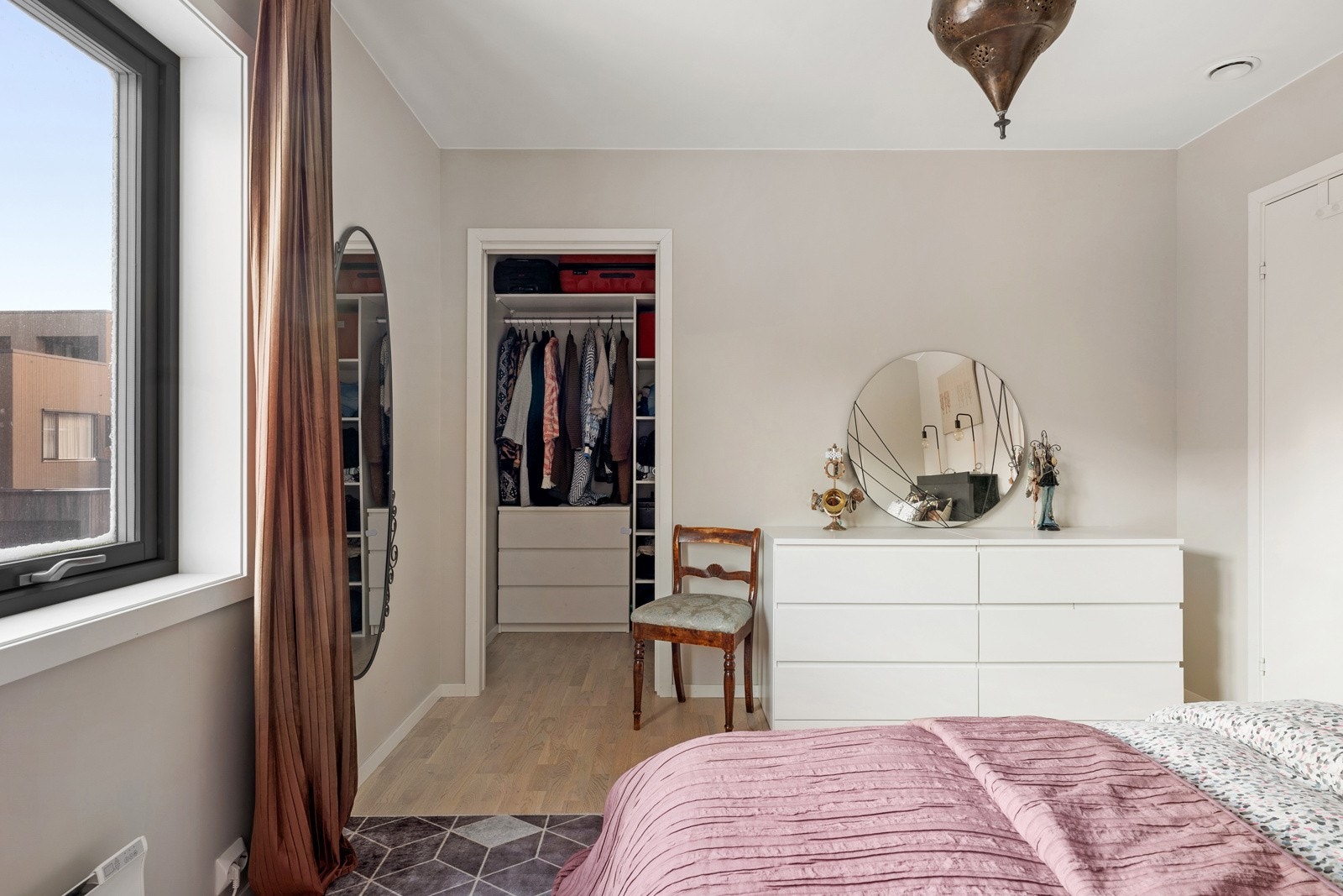 Her er det walk-in-closet. Galleribilde