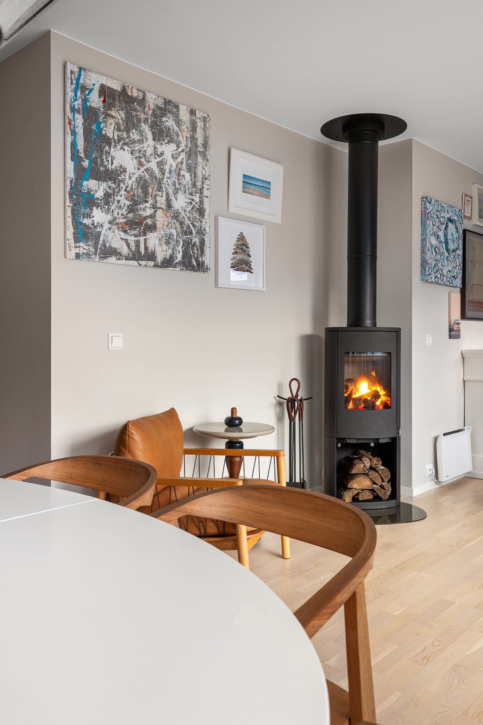 Stuen har peis som skaper en lun og hyggelig atmosfære på kjølige vinterdager. Galleribilde