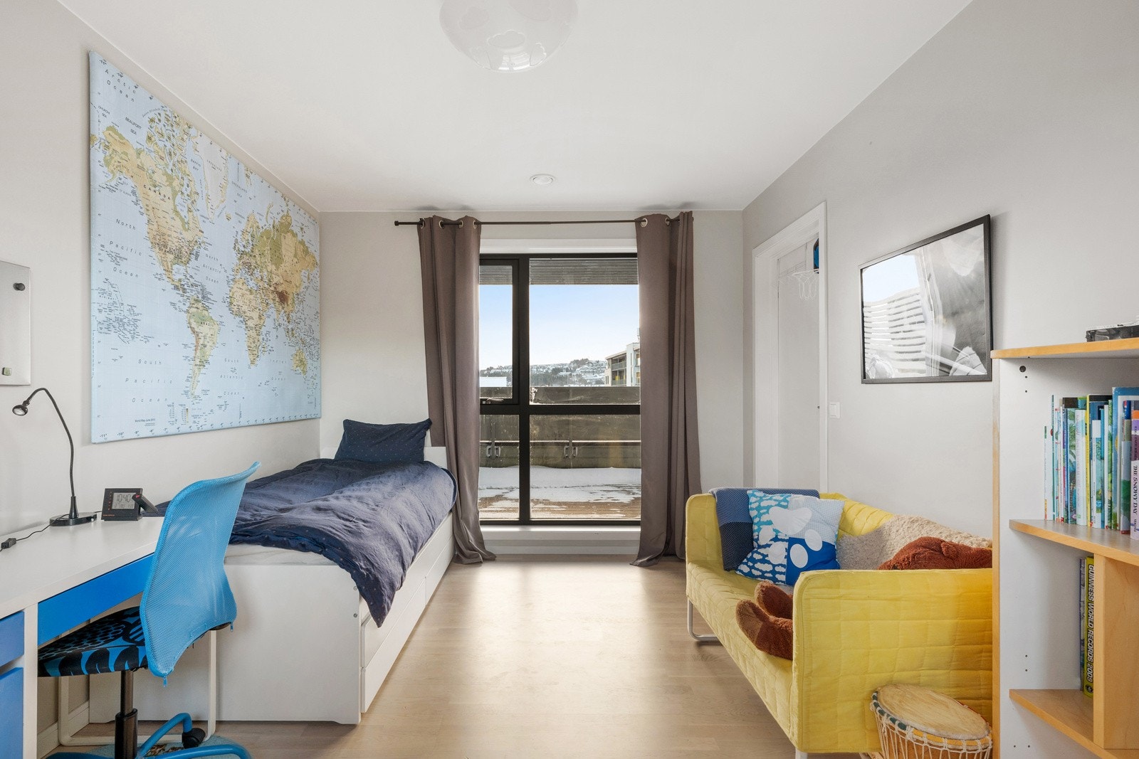 Soverommet i denne etasjen er romslig og har plass til dobbeltseng, og egner seg godt som gjesterom, barnerom eller hjemmekontor. Galleribilde