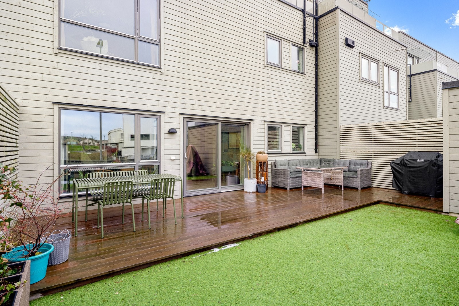 Fra stuen er det utgang til en stor hage - perfekt om sommeren med venner og familie. Galleribilde