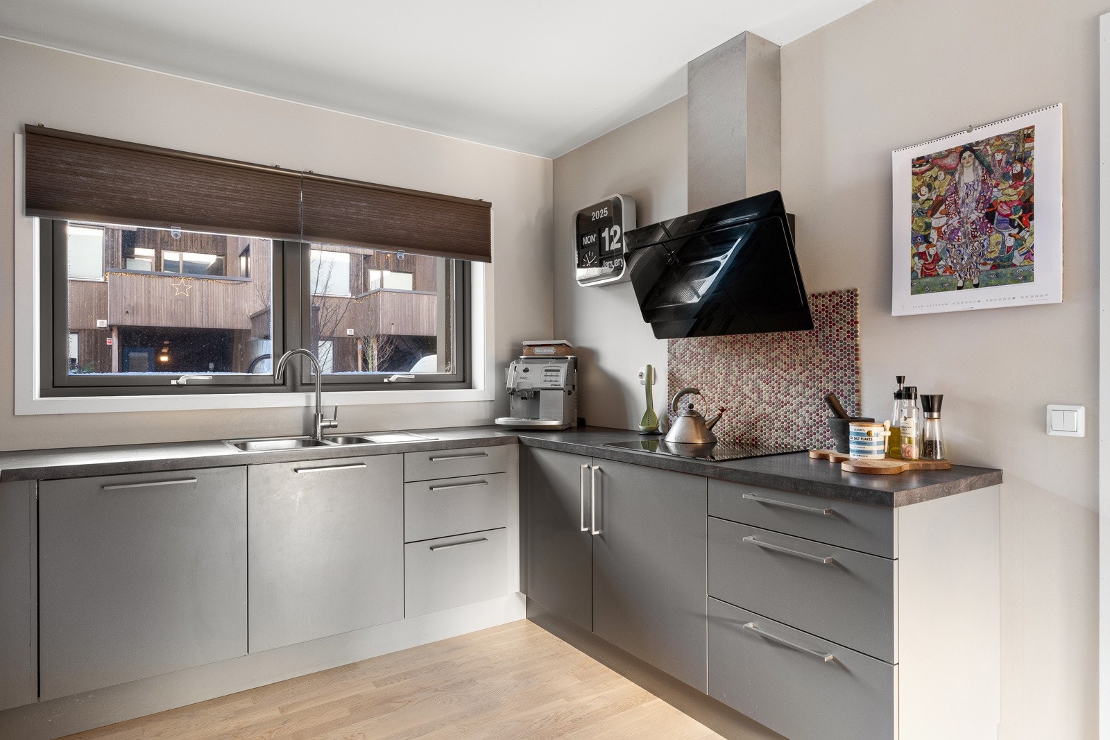 I motsatt ende av etasjen finner du et nydelig og romslig kjøkken. Galleribilde