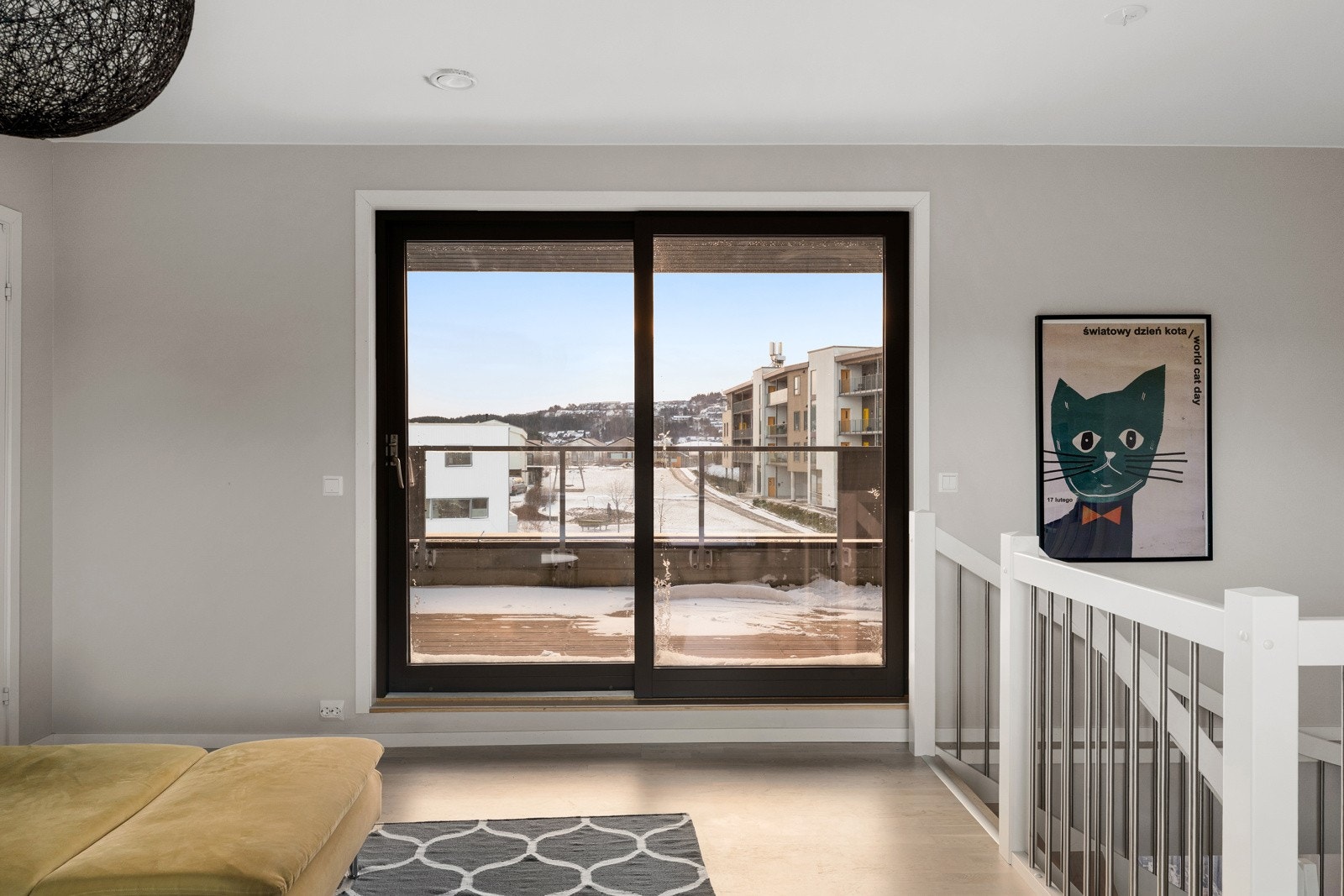 Stuen har to store skyvedører i glass, én på hver side, som leder ut til begge takterrassene og gir et fantastisk lysinnslipp. Galleribilde