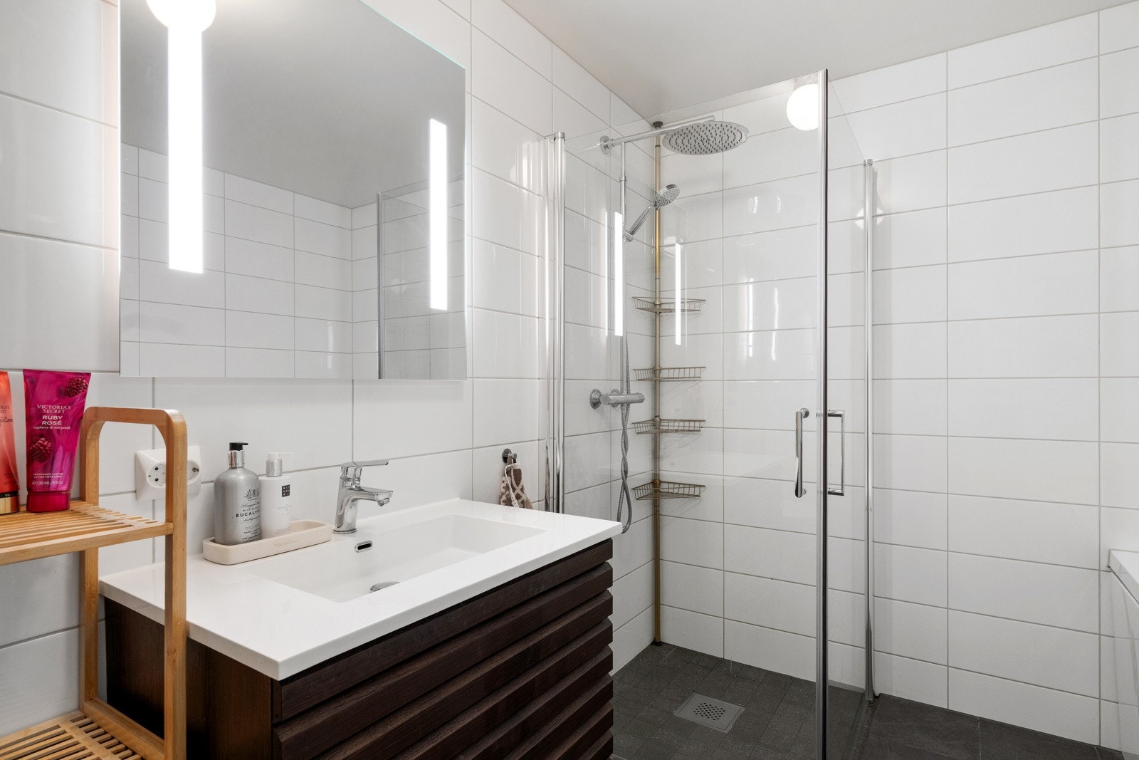 Badet i denne etasjen er helfliset og har varmekabler. Galleribilde