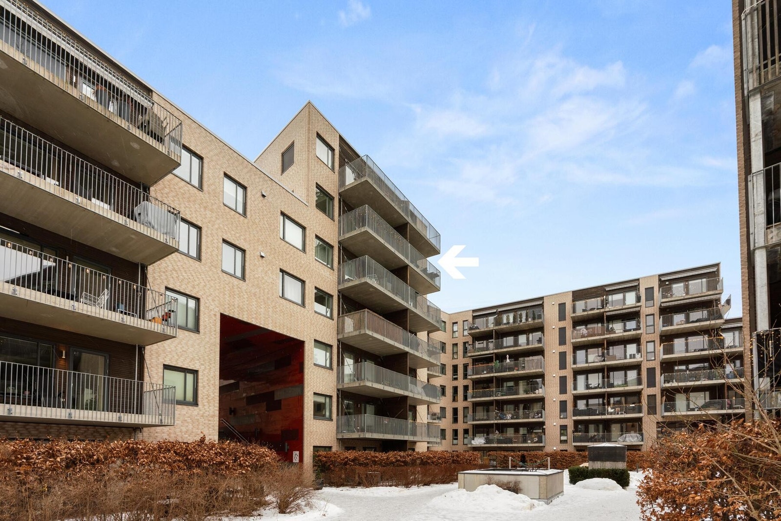 Solrikt og rolig. Leiligheten vender mot indre gårdstun. Galleribilde