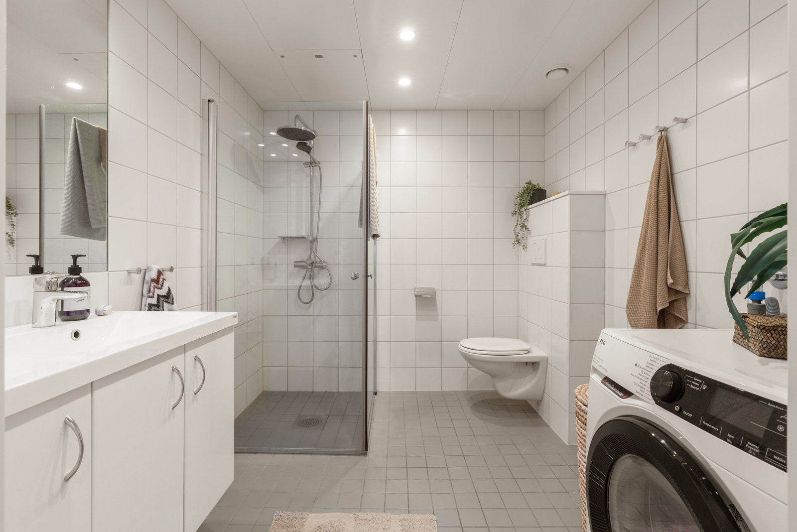 Dusj med svingbare glassvegger. Vegghengt WC. Helstøpt servant over 3 hylleskap. Galleribilde