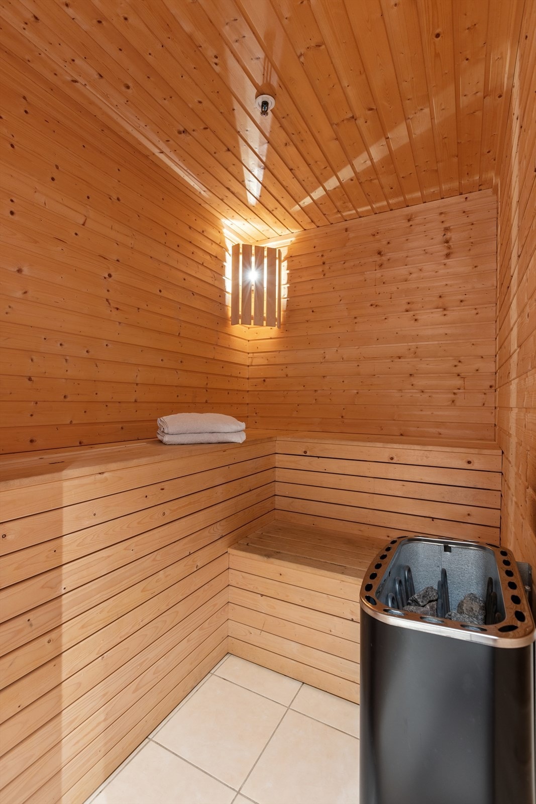 I tilknytning til badet har man også en badstue som varmer godt etter en kald dag ute. Galleribilde