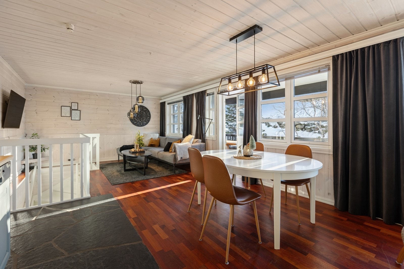 Fra stuen har man utgang til en stor, overbygget balkong hvor man kan nyte fine soldager etter en god skitur! Galleribilde