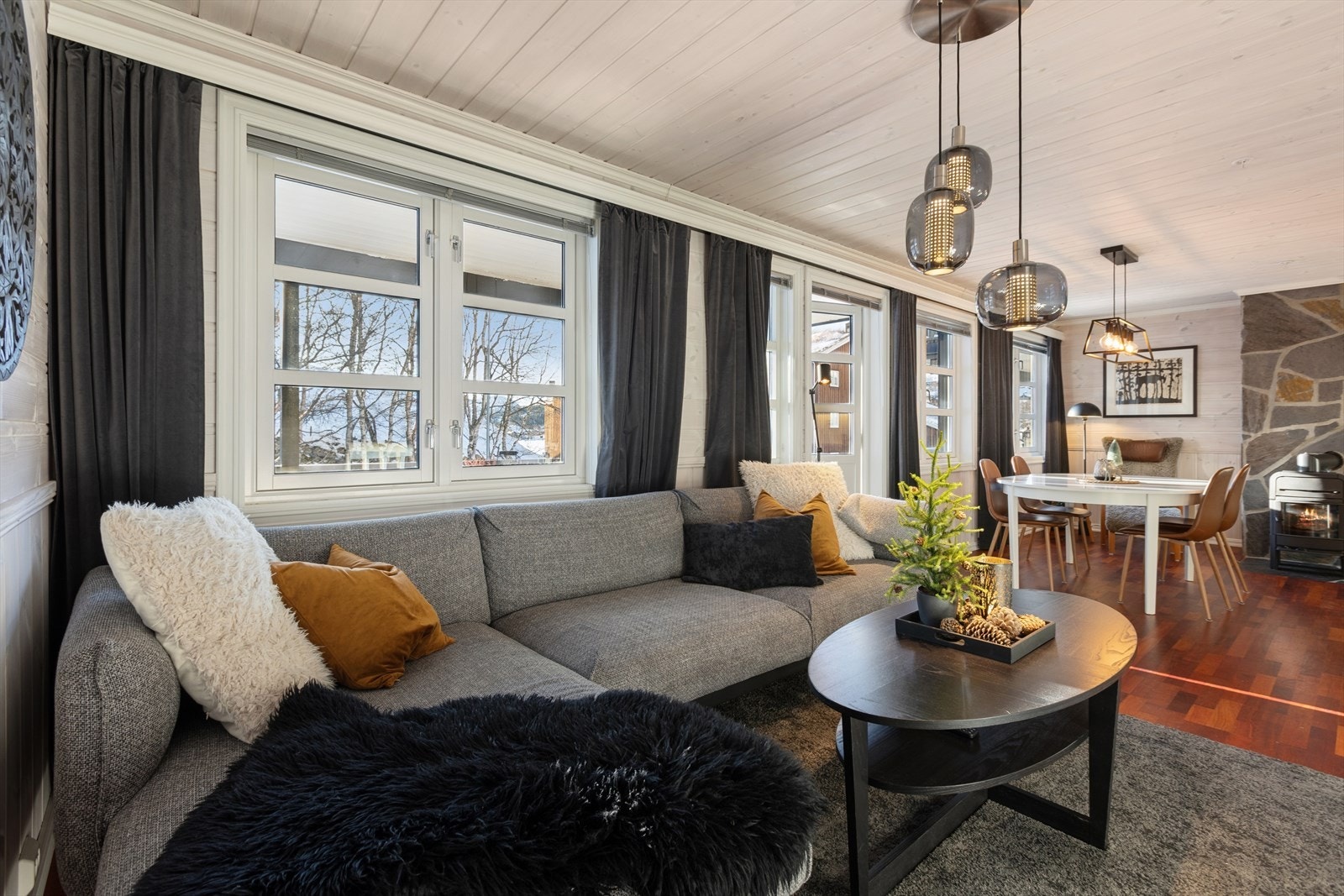 Stue og kjøkken ligger i åpen løsning. Her får man et lyst og innbydende oppholdsrom med store vindusflater som gir rikelig med naturlig lys og en god romfølelse. Galleribilde