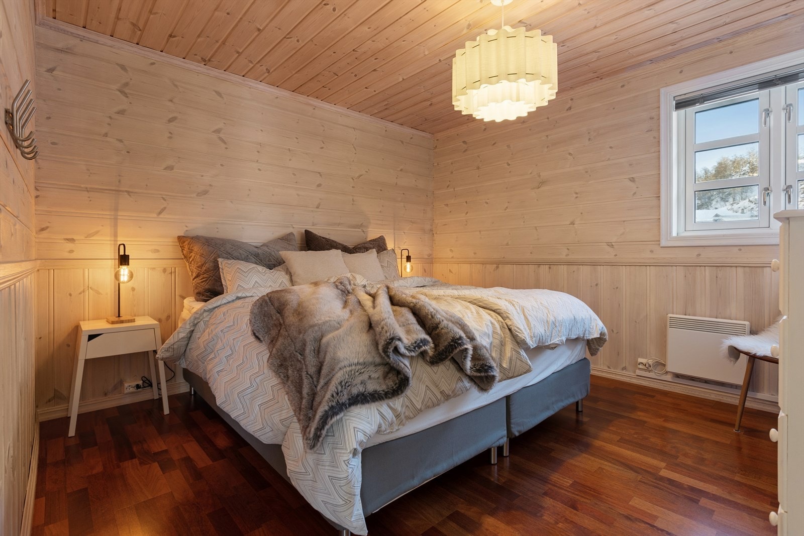 Soverom 1 ligger i første etasje og er av god størrelse. Her har man god plass til både seng, garderobe og tilhørende møblement. Galleribilde