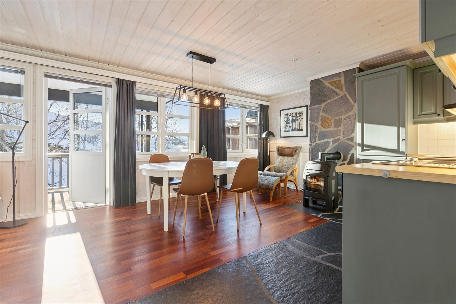 Stuen er også utstyrt med en vedovn som sørger for god varme på kalde dager. Galleribilde