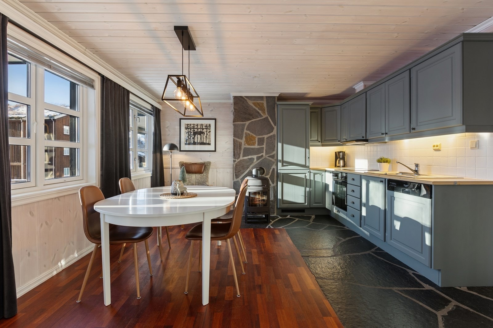 Her har man rom for å møblere i flere soner med både sofa- og spisegruppe. Galleribilde