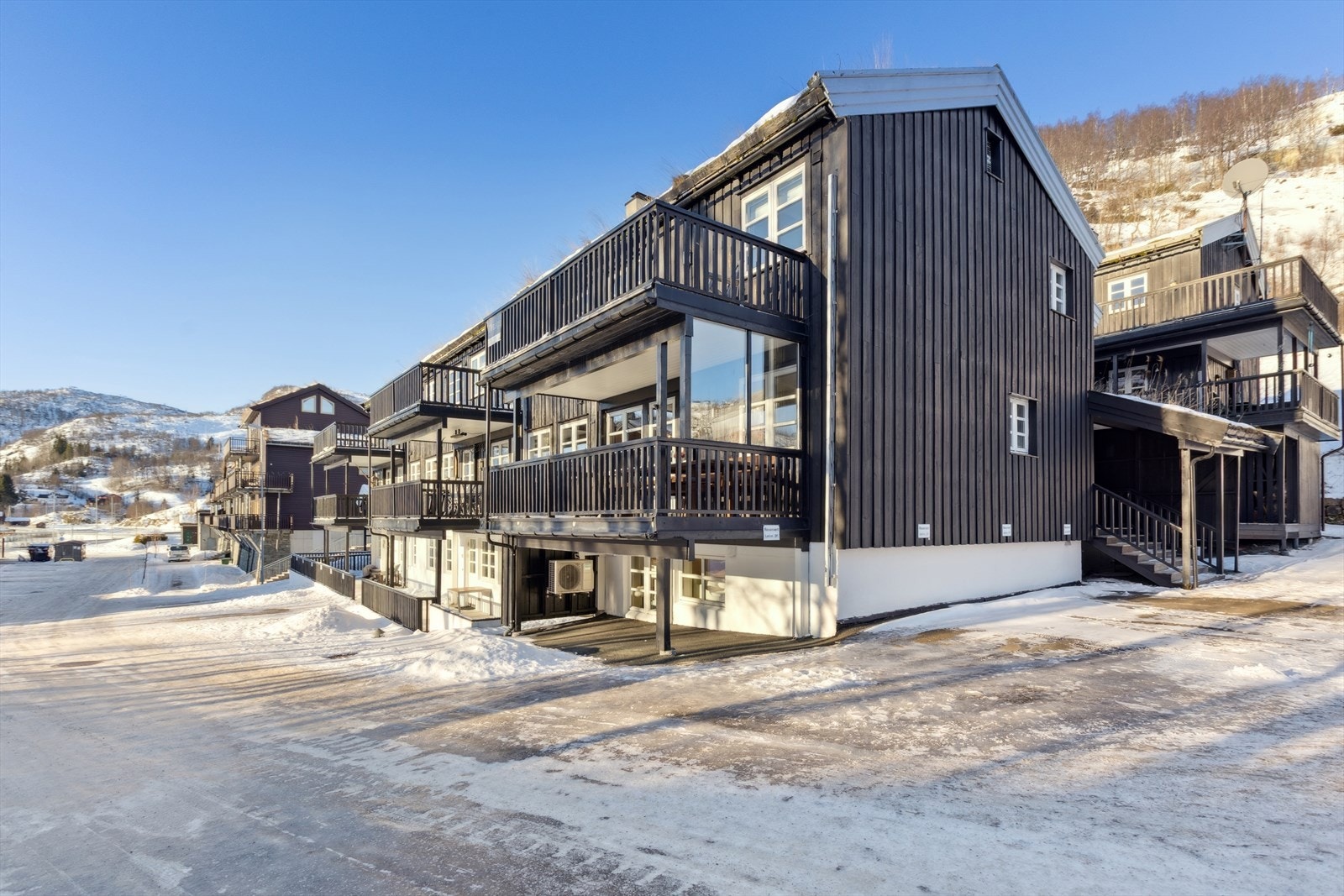 Leiligheten går over to etasjer - byggets underetasje og første etasje. Eiendommen ble ombygget og bygget på fra hotell til leiligheter i 2003. Galleribilde