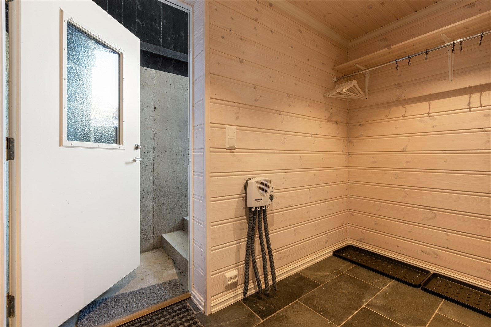 I underetasjen har man en ekstra inngang. Praktisk når man kommer hjem fra bakken eller skitur med våte klær og sko. Galleribilde