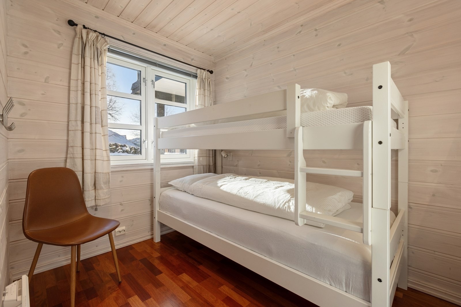 Soverom 2 passer ypperlig som barnerom eller gjesterom med køyeseng. Galleribilde