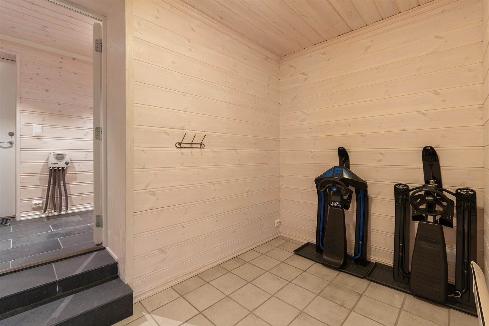 I underetasjen er det svært god lagringsplass til storfamiliens klær og utstyr. Galleribilde