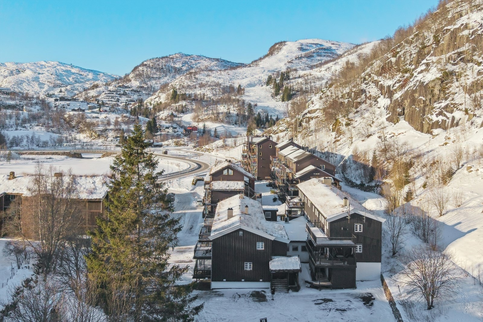 Leiligheten er del av et sameie som består av 11 boligseksjoner og 1 næringsseksjon. Leiligheten disponerer to parkeringsplasser - én fast, oppmerket plass og én plass på felles parkering og en ekstern bod. Galleribilde