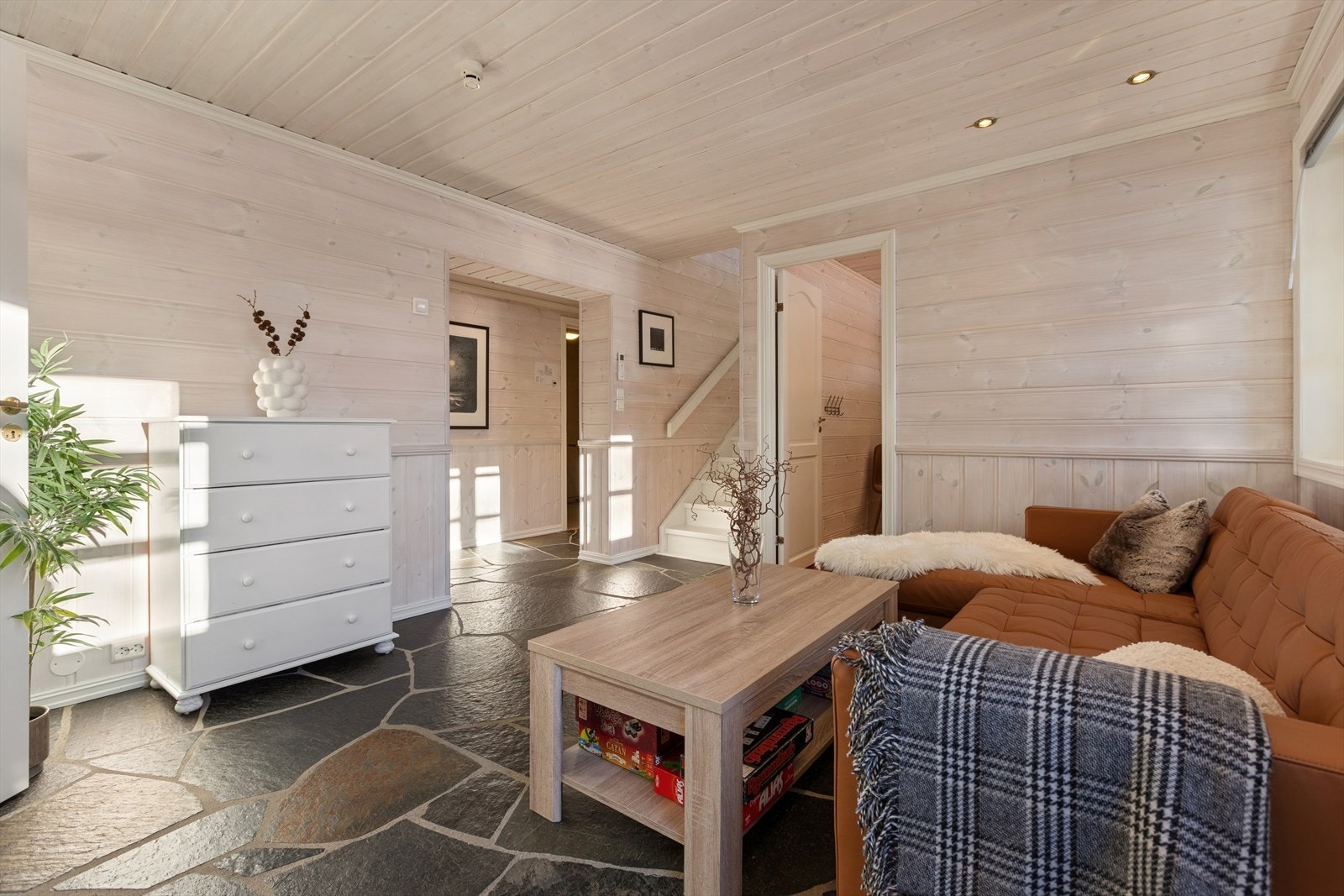 Følger man trappen ned til boligens underetasje kommer man inn i en romslig stue. Et kjekt ekstra oppholdsrom som fungerer ypperlig som tv-stue, lekerom eller bare et sted man kan trekke seg tilbake når hele familien er samlet på hytta. Galleribilde