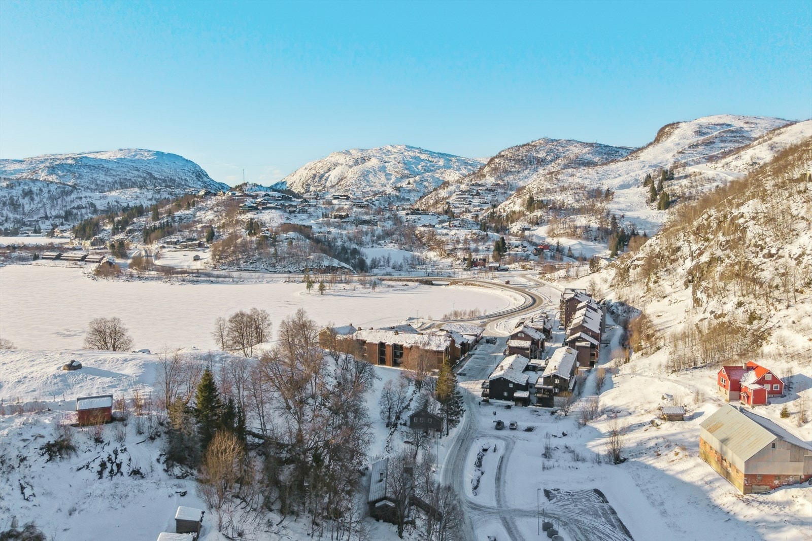 Soleidalen 77 ligger sentralt til på Sinnes med kort vei til milevis med løypenett, Sirdal skisenter, afterski på Sinnes Arena, restauranter og dagligvarebutikker for å nevne noe. Galleribilde