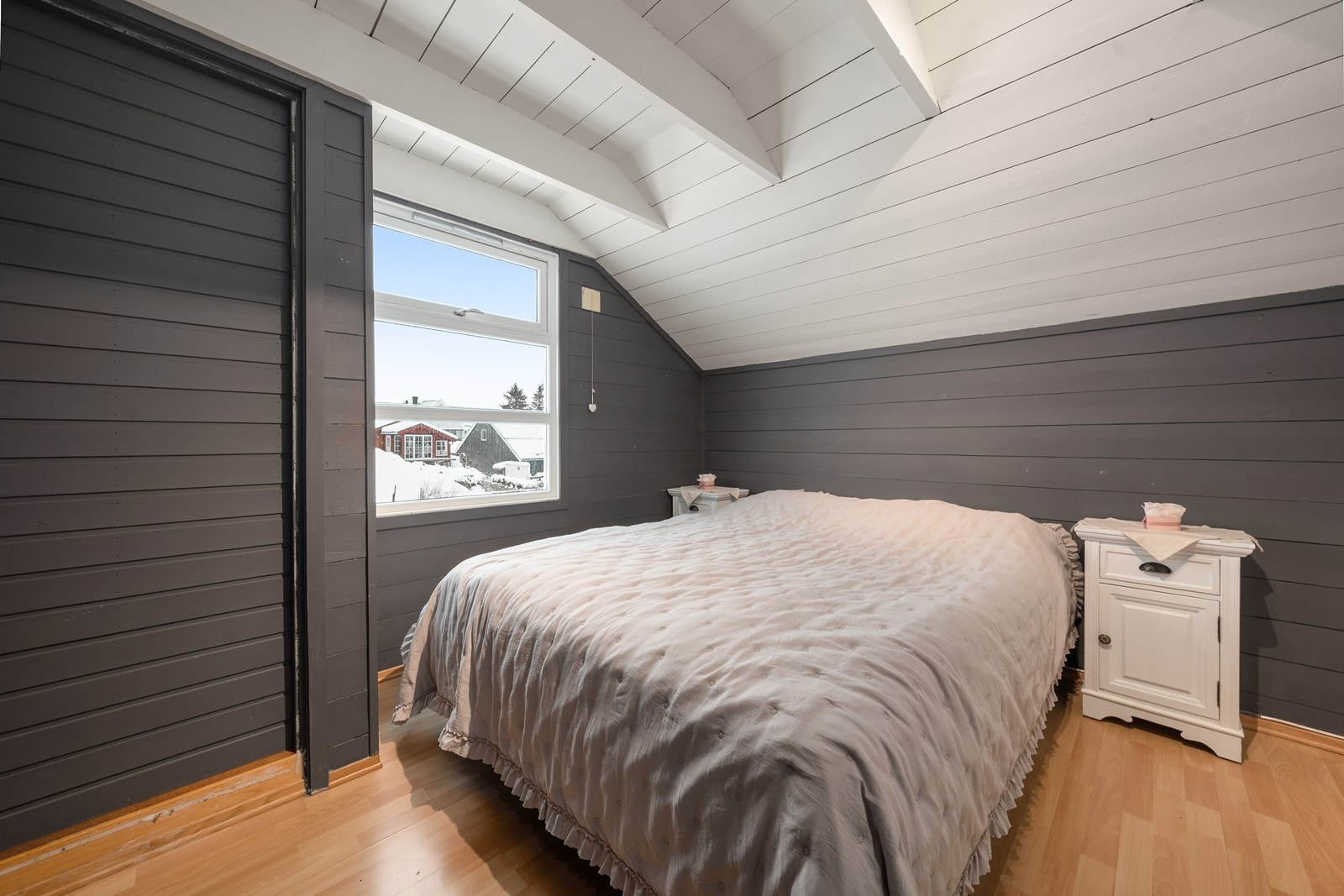 Hovedsoverom med god plass for dobbelseng og klesoppbevaring. Galleribilde