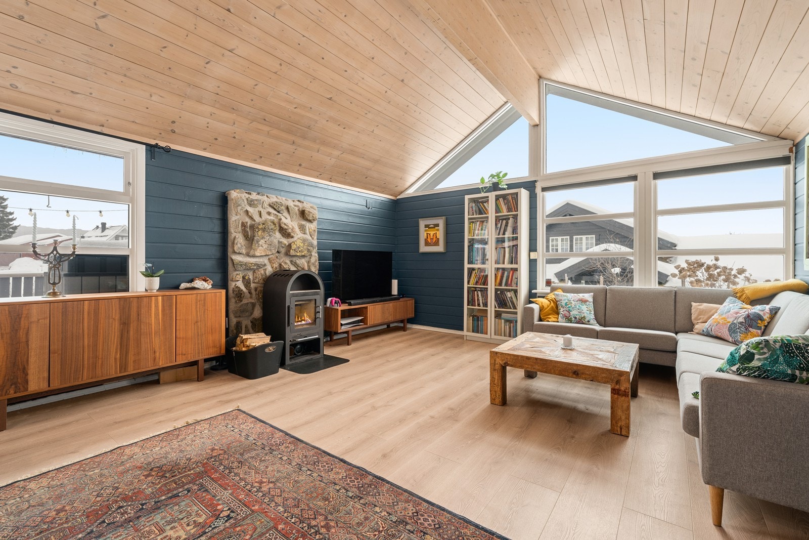 God takhøyde i allrommet og gode vindusflater gir en luftig og lys romfølelse. Galleribilde