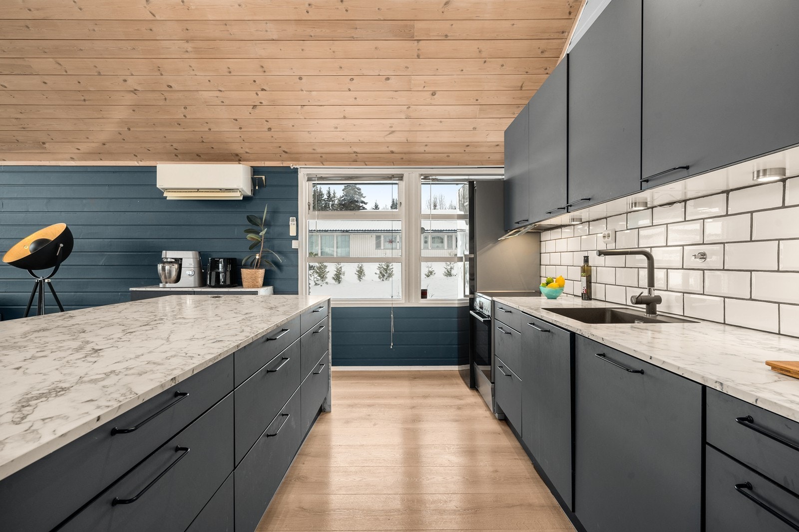 Kjøkkenet har plass for frittstående kjøl-/ og fryseskap og komfyr. Integrert oppvaskmaskin. Galleribilde