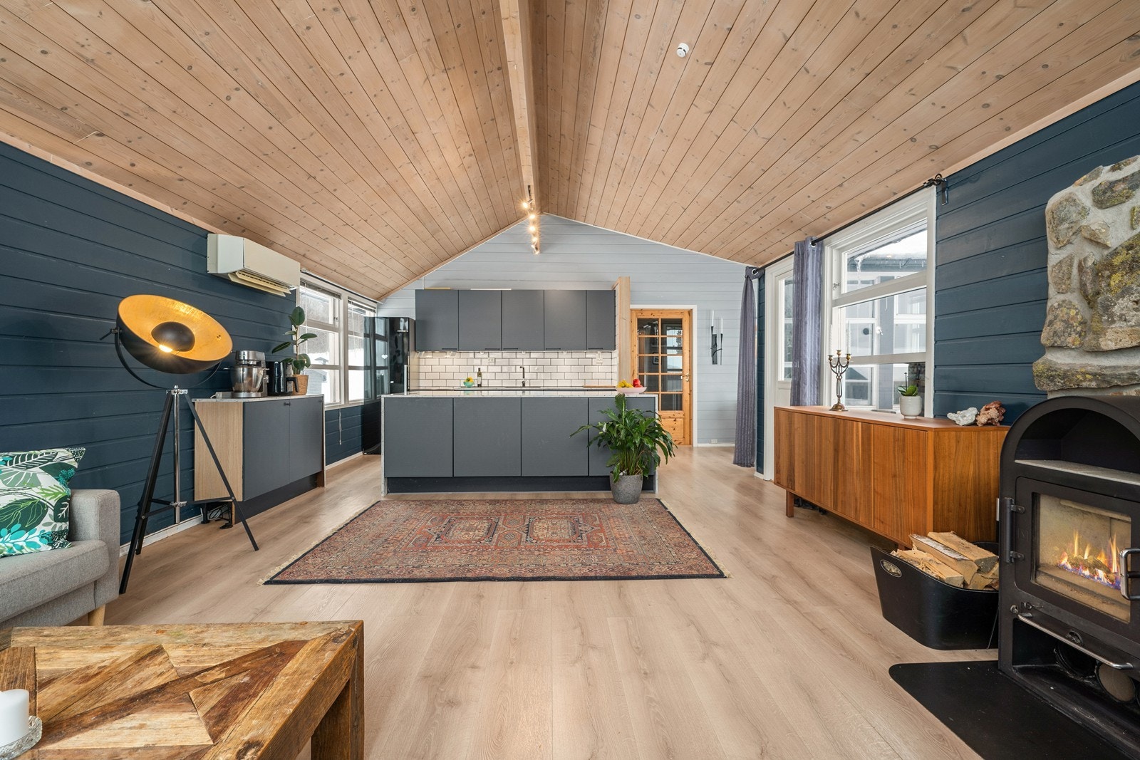 Det er peisovn og varmepumpe i stuen. Galleribilde