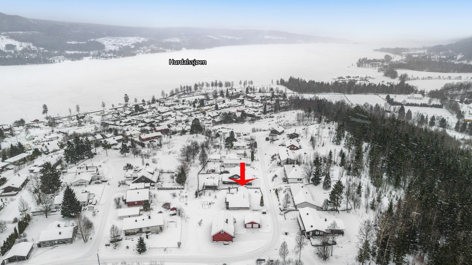 Hurdalssjøen like nær med badeplassen Meieriodden og båthavn kort beinvei ned fra feltet. Galleribilde