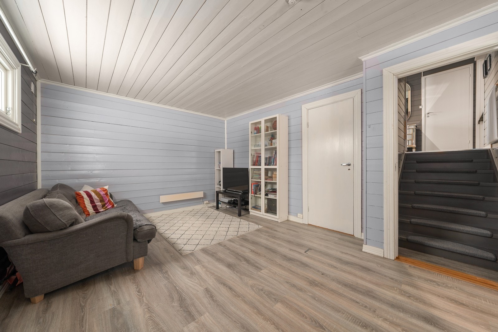 I øverste kjellerplan er det enda et soverom og tilkomst til nederste kjellerplan. Galleribilde