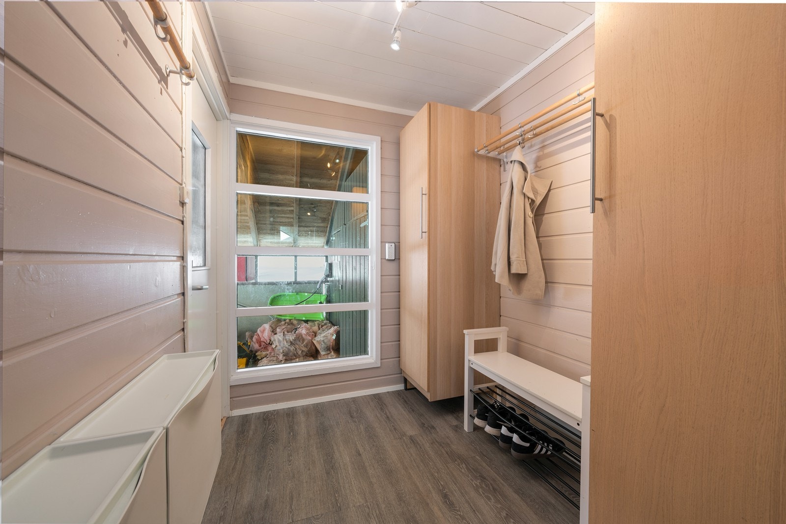 Entré med plass for både yttertøy og sko. Galleribilde