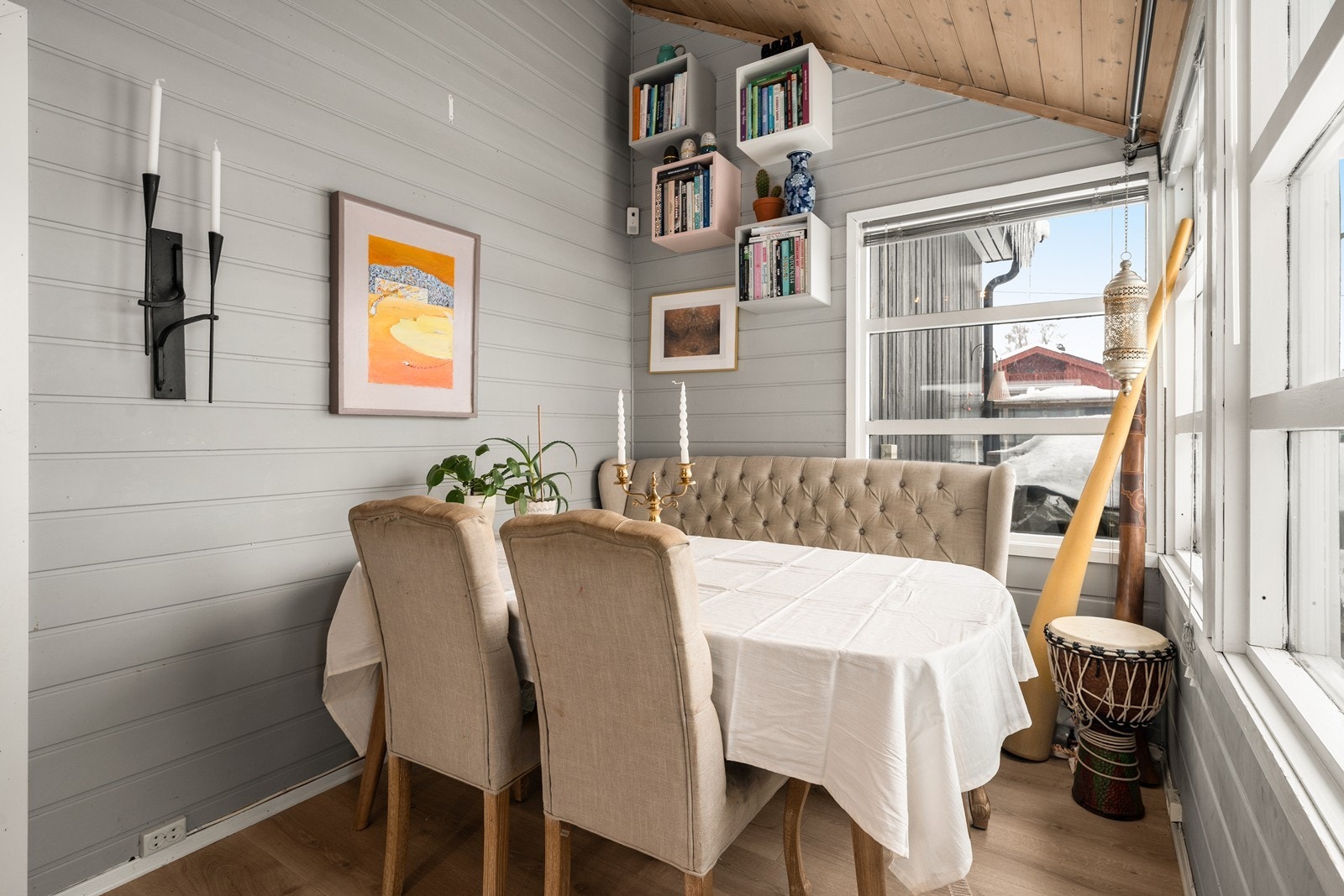 Spisestue kan innredes ved innhuk ved kjøkken. Galleribilde