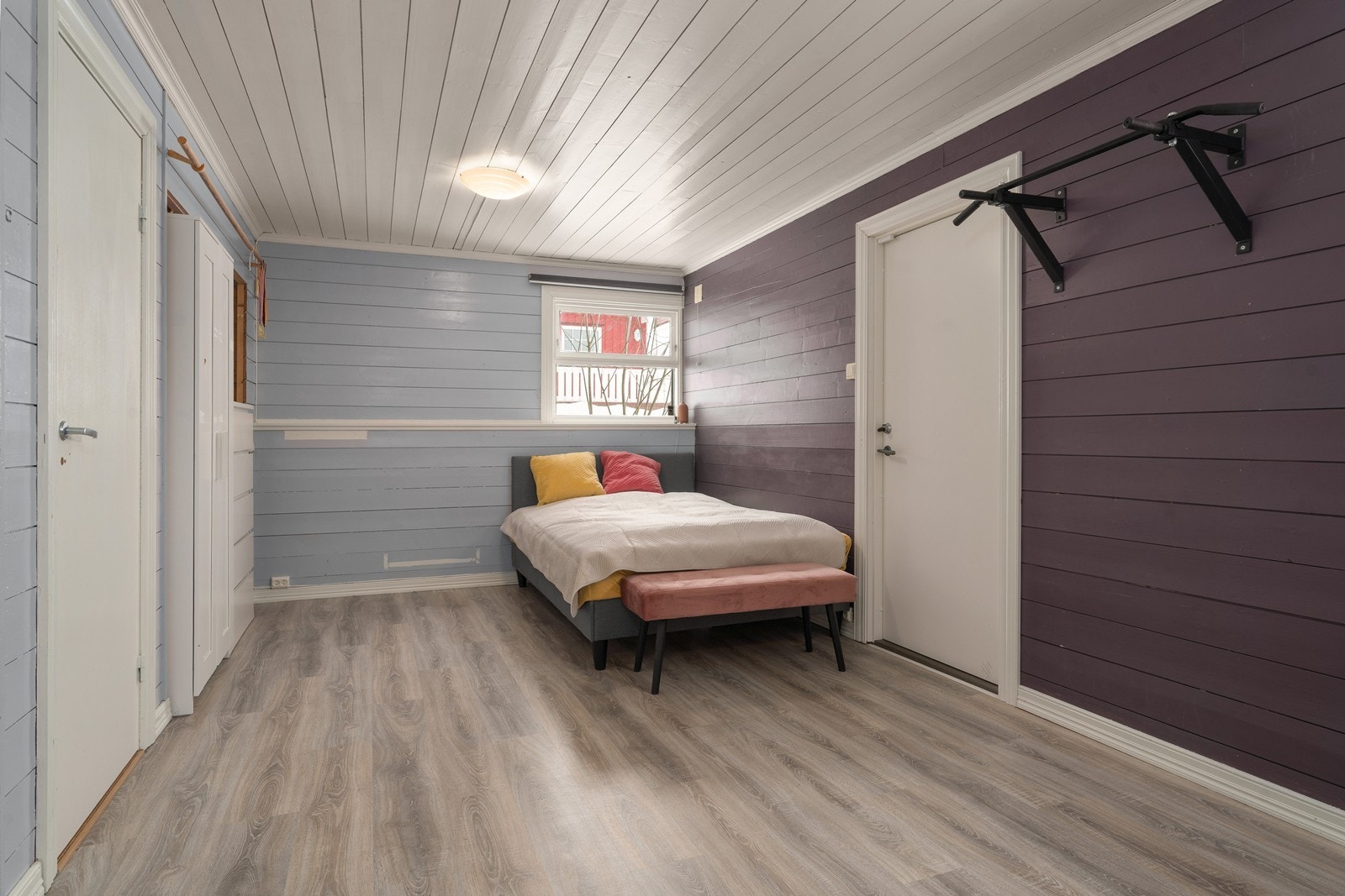 Del av rommet er opprinnelig bod, resten soverom. Galleribilde