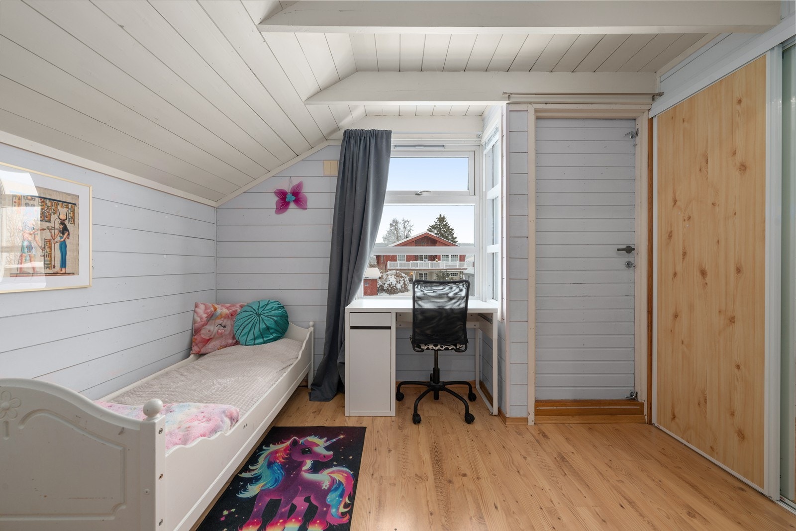 Lyse fargevalg gjør innredningen enkel. Dette rommet er utstyrt med skyvedørsgarderobe. Galleribilde