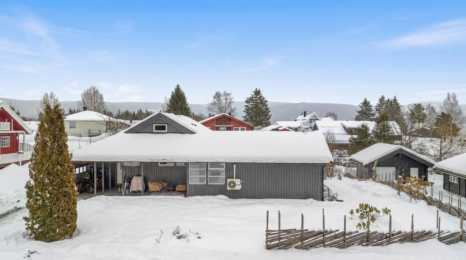 Boligen har en god internbeliggenhet høy på feltet. Galleribilde