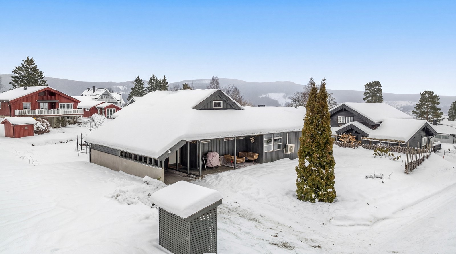 Enkel carport samt biloppstillingsplass utenfor. Galleribilde