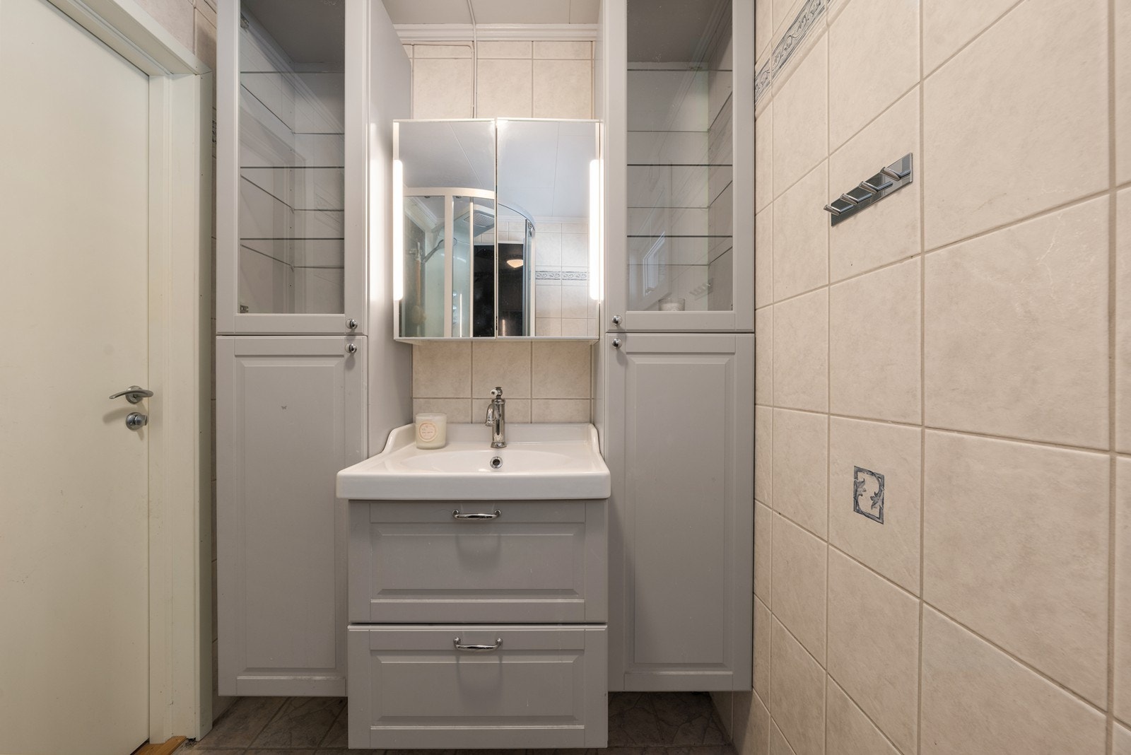 Baderommet er fliset med profilert innredning. Galleribilde