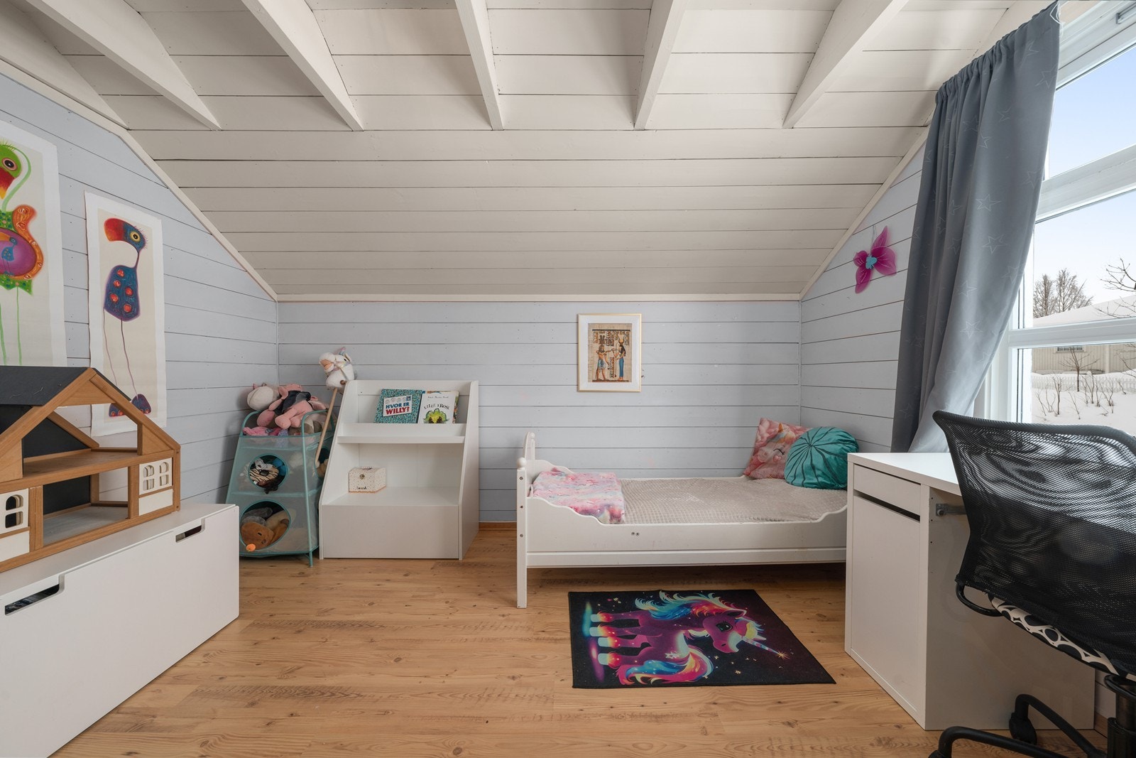 Boligen har to soverom på samme plan, samt ett i øvre kjellerplan. Galleribilde