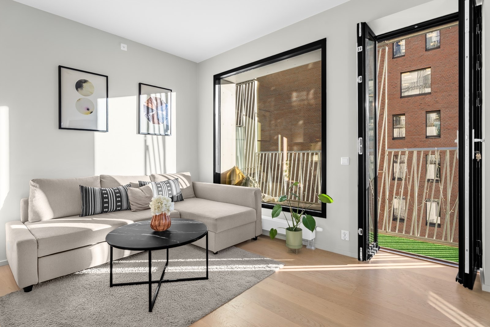 Leiligheten har store vindusflater som gir godt med naturlig lysinnslipp. Galleribilde